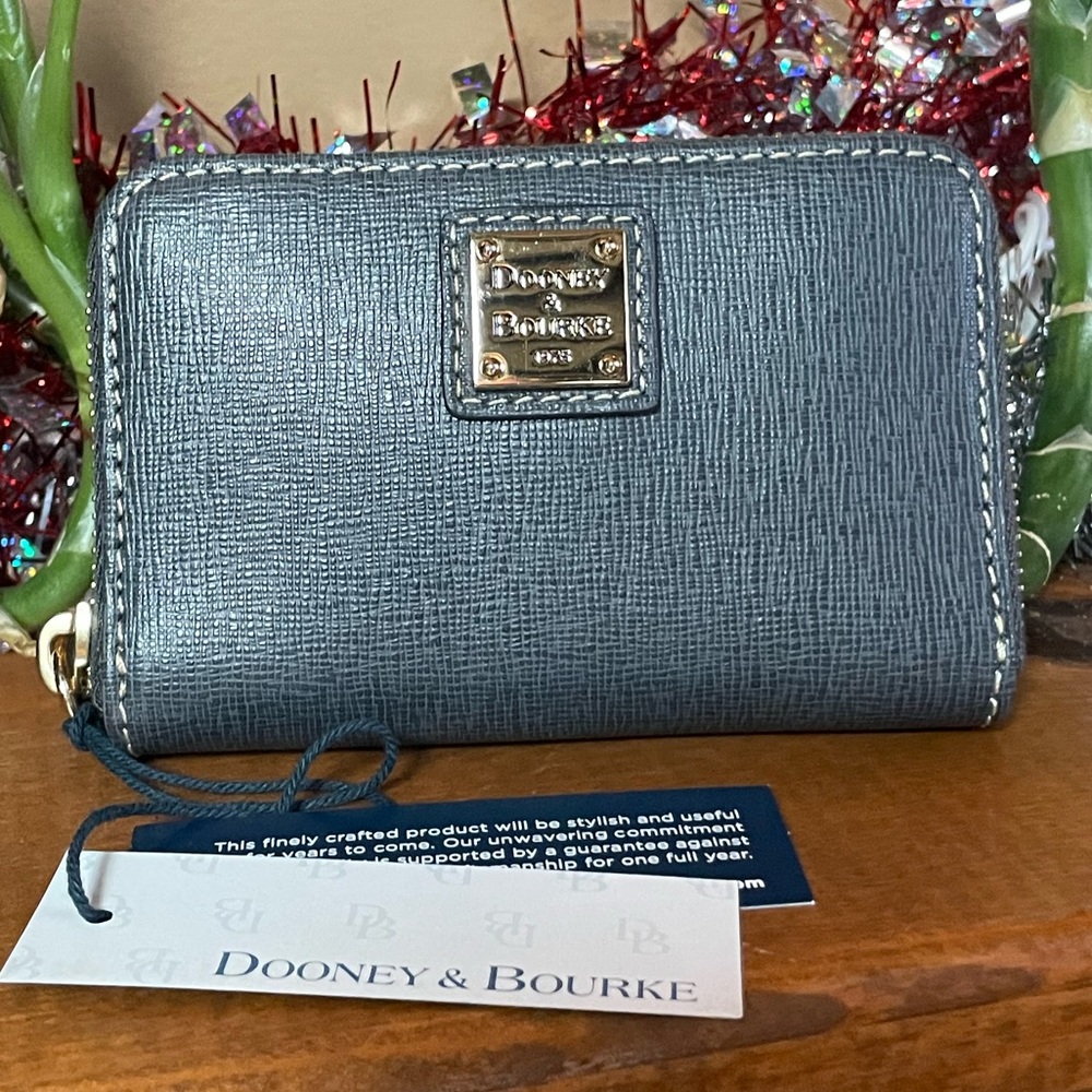 DOONEY & BOURKE SAFFIANO LARGE ZIP AROUND CREDIT CARD CASE. DARK GREY. NEW.